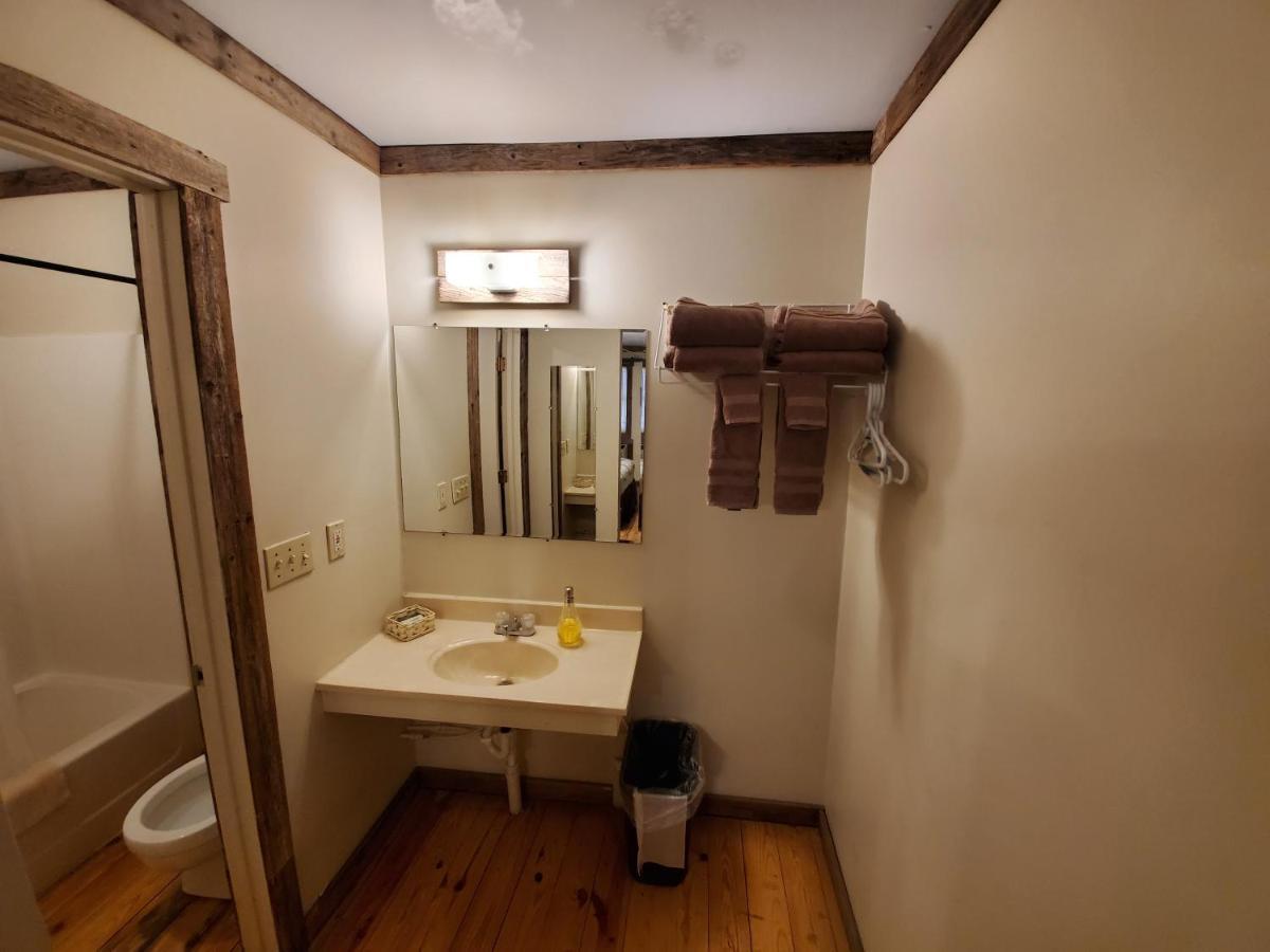 Jamesport Inn Bagian luar foto