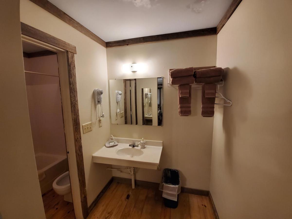 Jamesport Inn Bagian luar foto